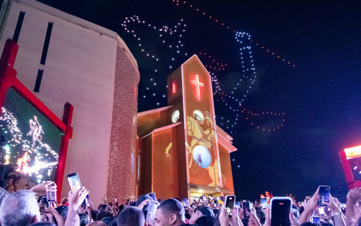 Show de drones encanta fiéis durante celebrações de São Jorge em Quintino