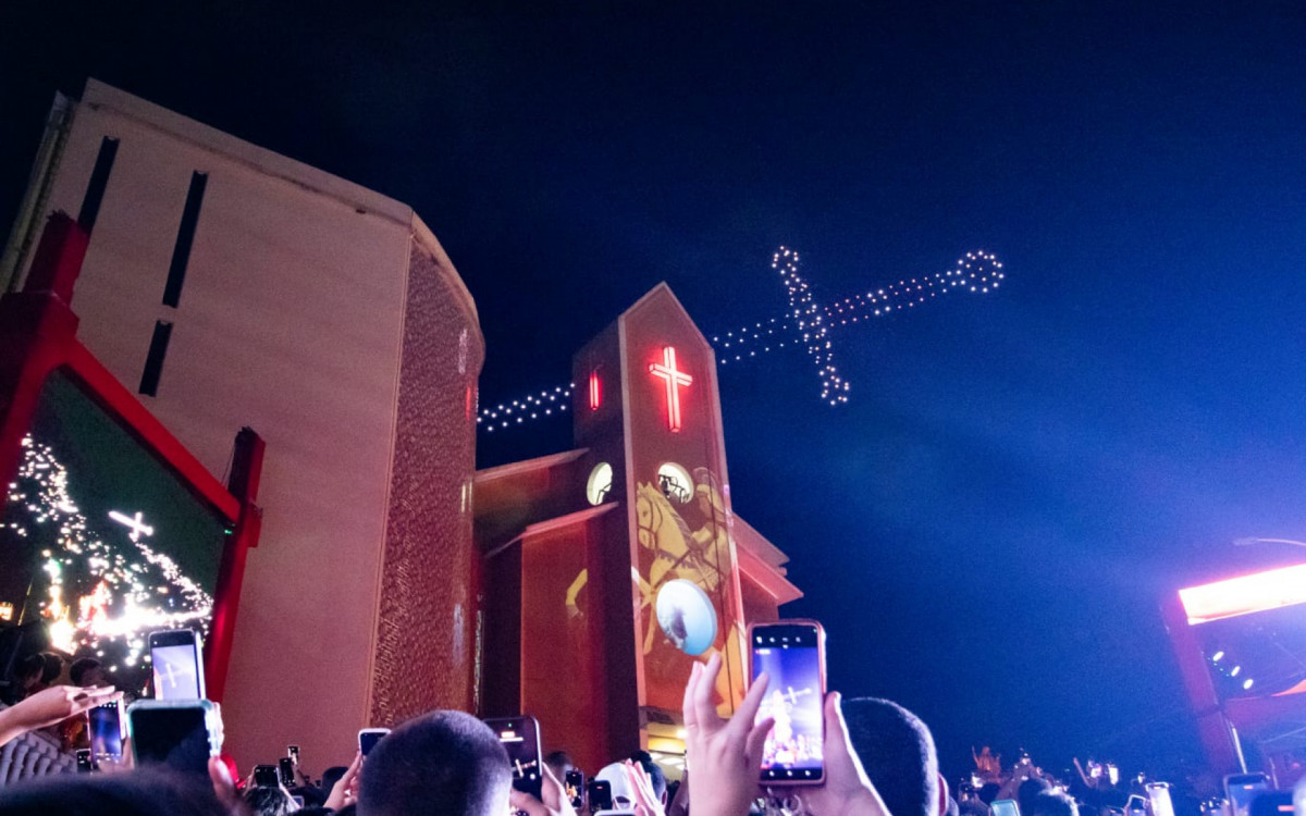 Show de drones encanta fiéis durante celebrações de São Jorge em Quintino