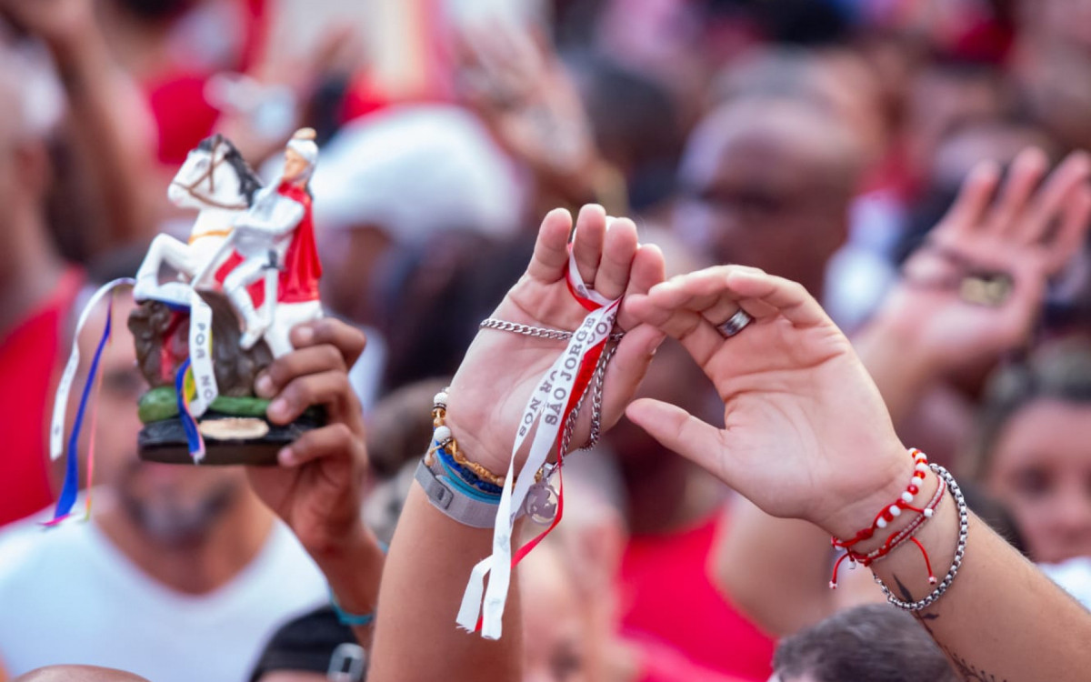 Cariocas lotam igreja de S&atilde;o Jorge em Quintino
