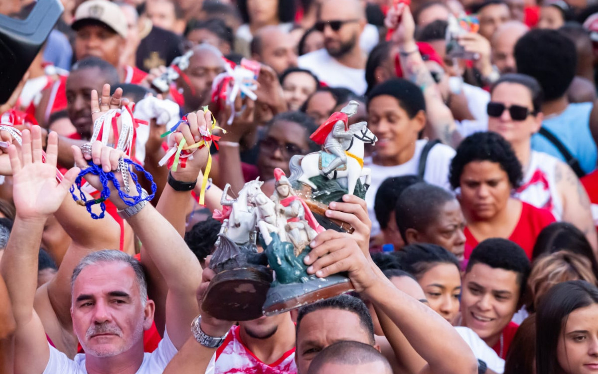 Cariocas lotam igreja de S&atilde;o Jorge em Quintino