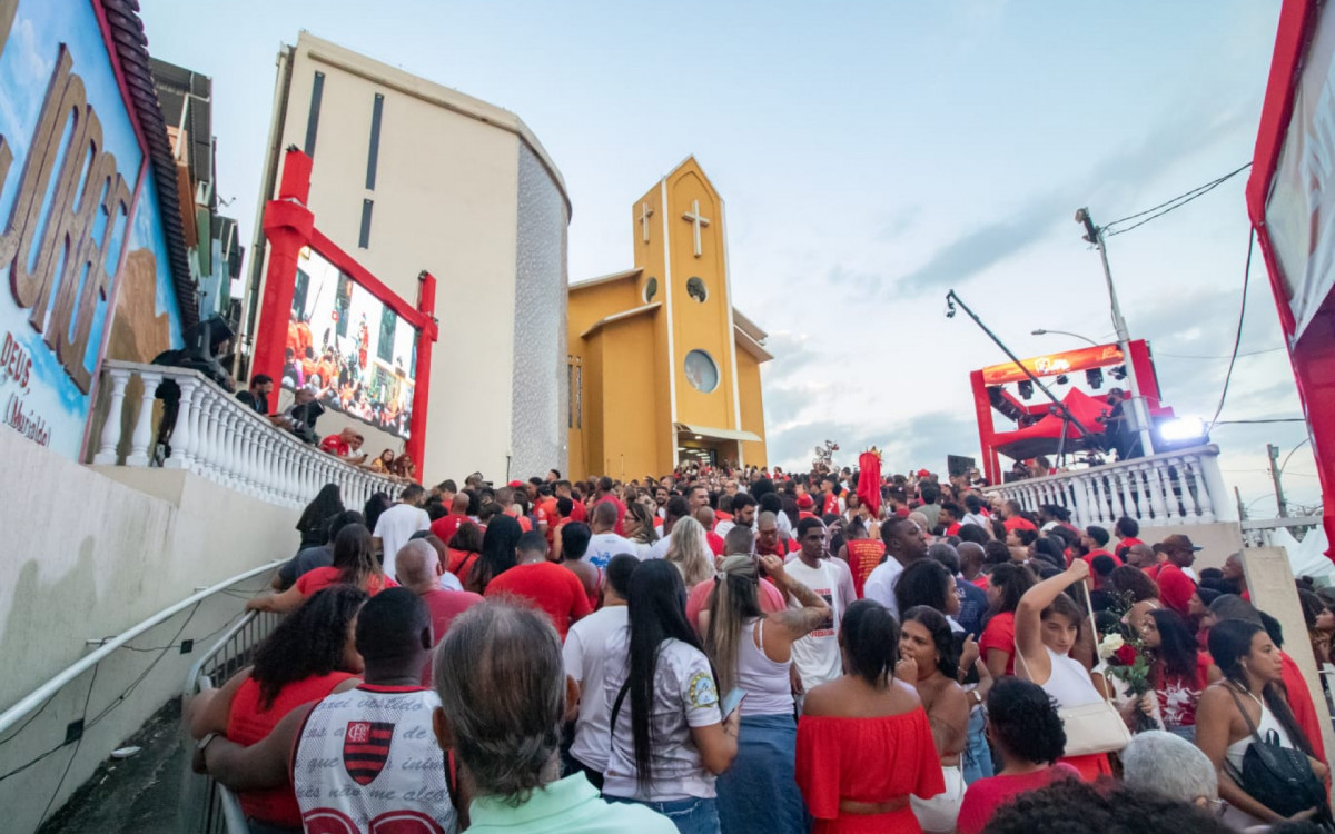 Cariocas lotam igreja de S&atilde;o Jorge em Quintino