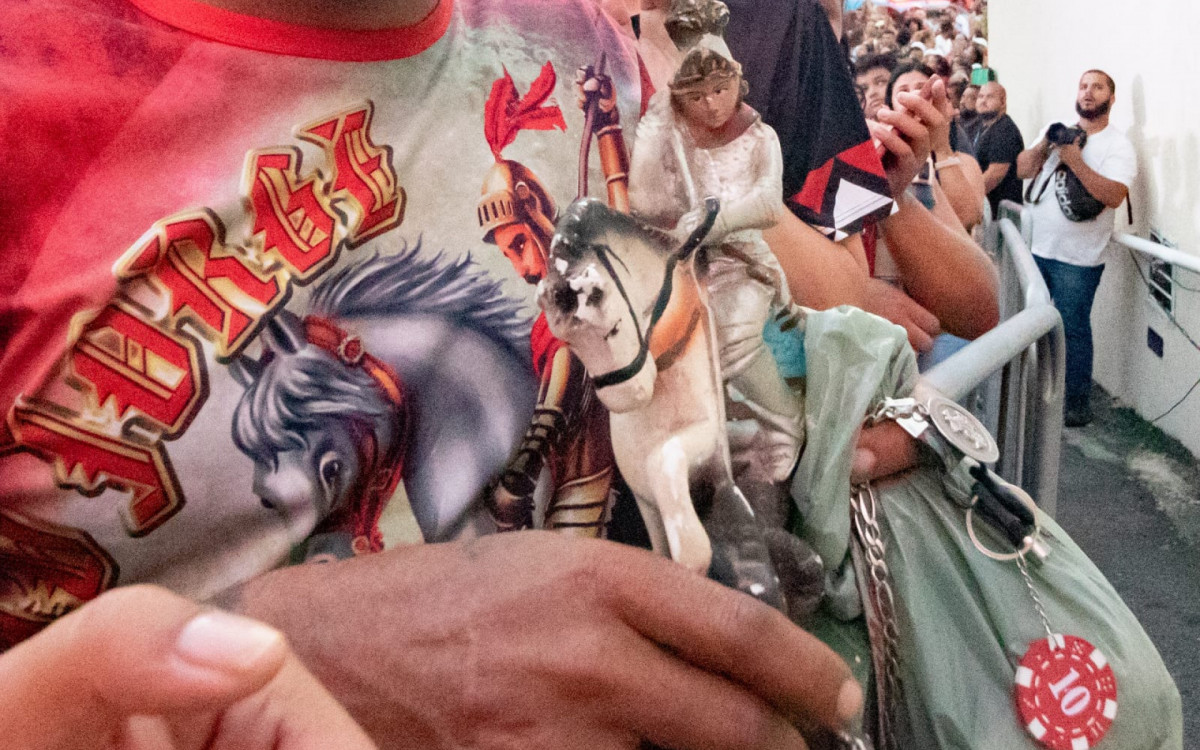 Cariocas lotam igreja de S&atilde;o Jorge em Quintino