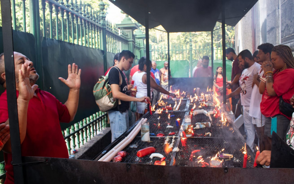 Fi&eacute;s agradeceram e fizeram pedidos no Santu&aacute;rio de S&atilde;o Jorge no Centro