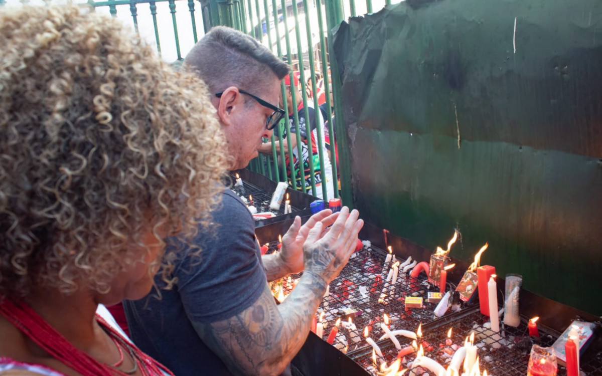 Fi&eacute;s agradeceram e fizeram pedidos no Santu&aacute;rio de S&atilde;o Jorge no Centro