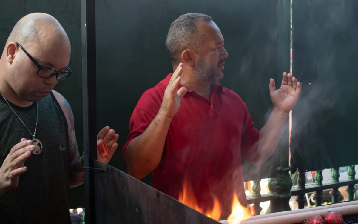 Fi&eacute;s agradeceram e fizeram pedidos no Santu&aacute;rio de S&atilde;o Jorge no Centro