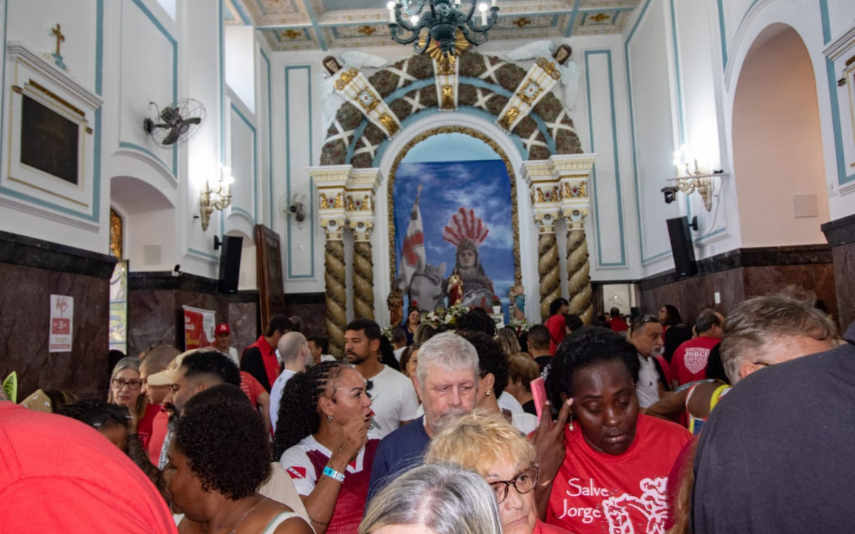Fi&eacute;is lotaram Santu&aacute;rio de S&atilde;o Jorge no Centro
