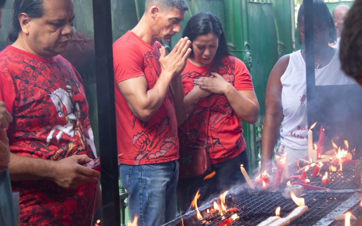Fi&eacute;s agradeceram e fizeram pedidos no Santu&aacute;rio de S&atilde;o Jorge no Centro