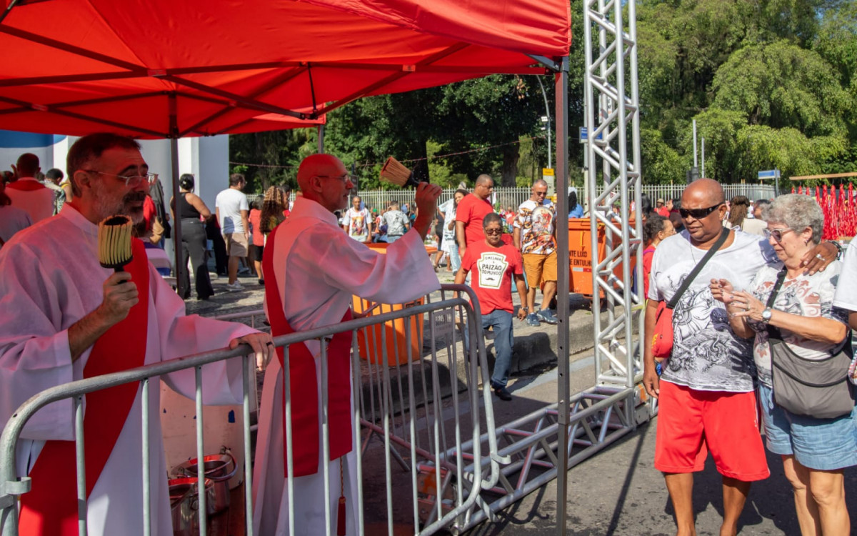 Fi&eacute;s agradeceram e fizeram pedidos no Santu&aacute;rio de S&atilde;o Jorge no Centro