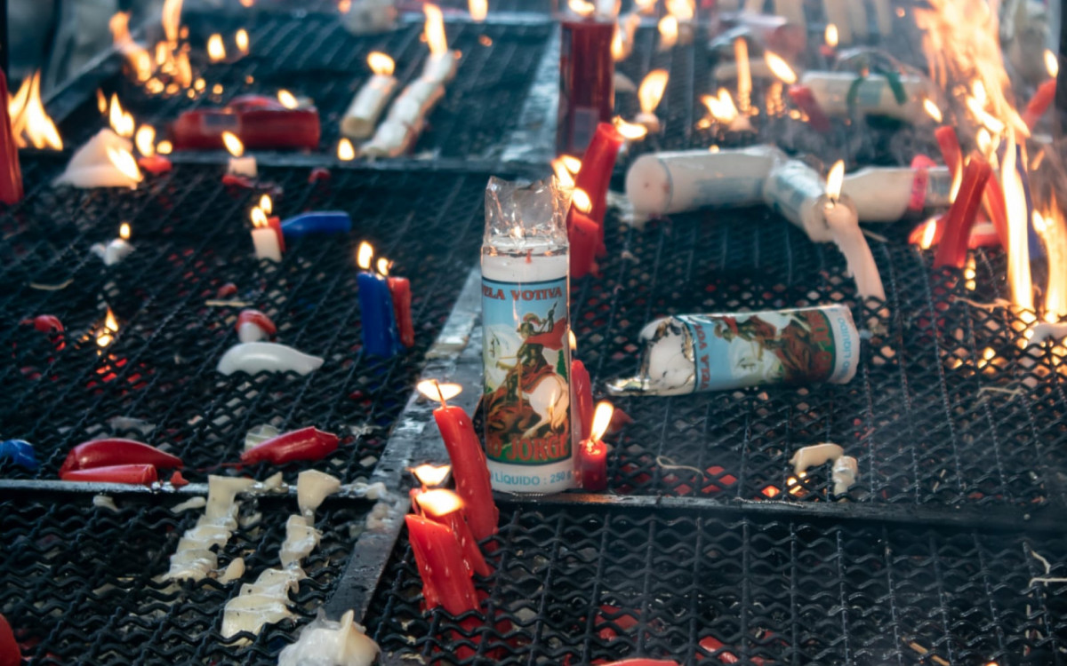 Fi&eacute;s agradeceram e fizeram pedidos no Santu&aacute;rio de S&atilde;o Jorge no Centro