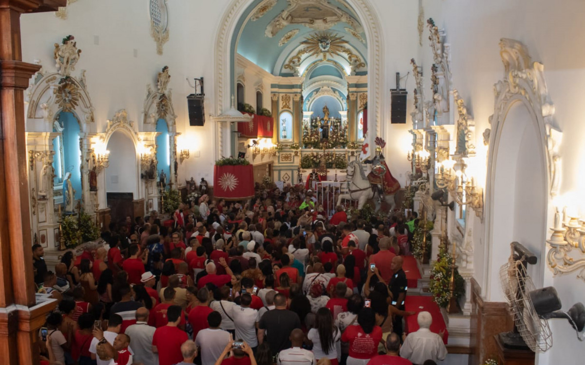 Fi&eacute;is lotaram Santu&aacute;rio de S&atilde;o Jorge no Centro