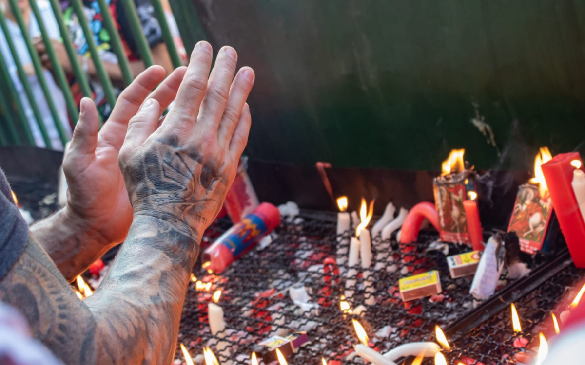 Fi&eacute;s agradeceram e fizeram pedidos no Santu&aacute;rio de S&atilde;o Jorge no Centro