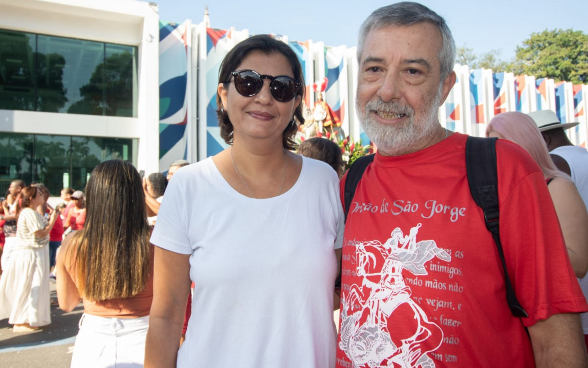 Carlos e Juliana foram ao Santu&aacute;rio de S&atilde;o Jorge no Centro