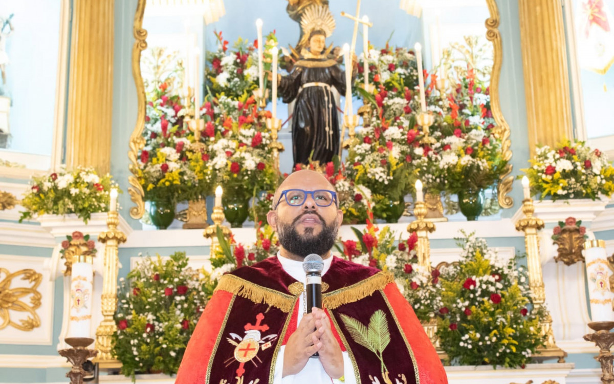 Padre Victor Hugo celebrou a missa no Santu&aacute;rio de S&atilde;o Jorge no Centro