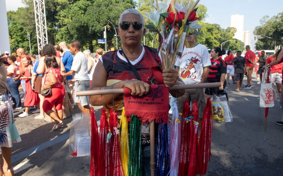 Monica Azevedo aproveitou a data para vendas no Santu&aacute;rio de S&atilde;o Jorge do Centro