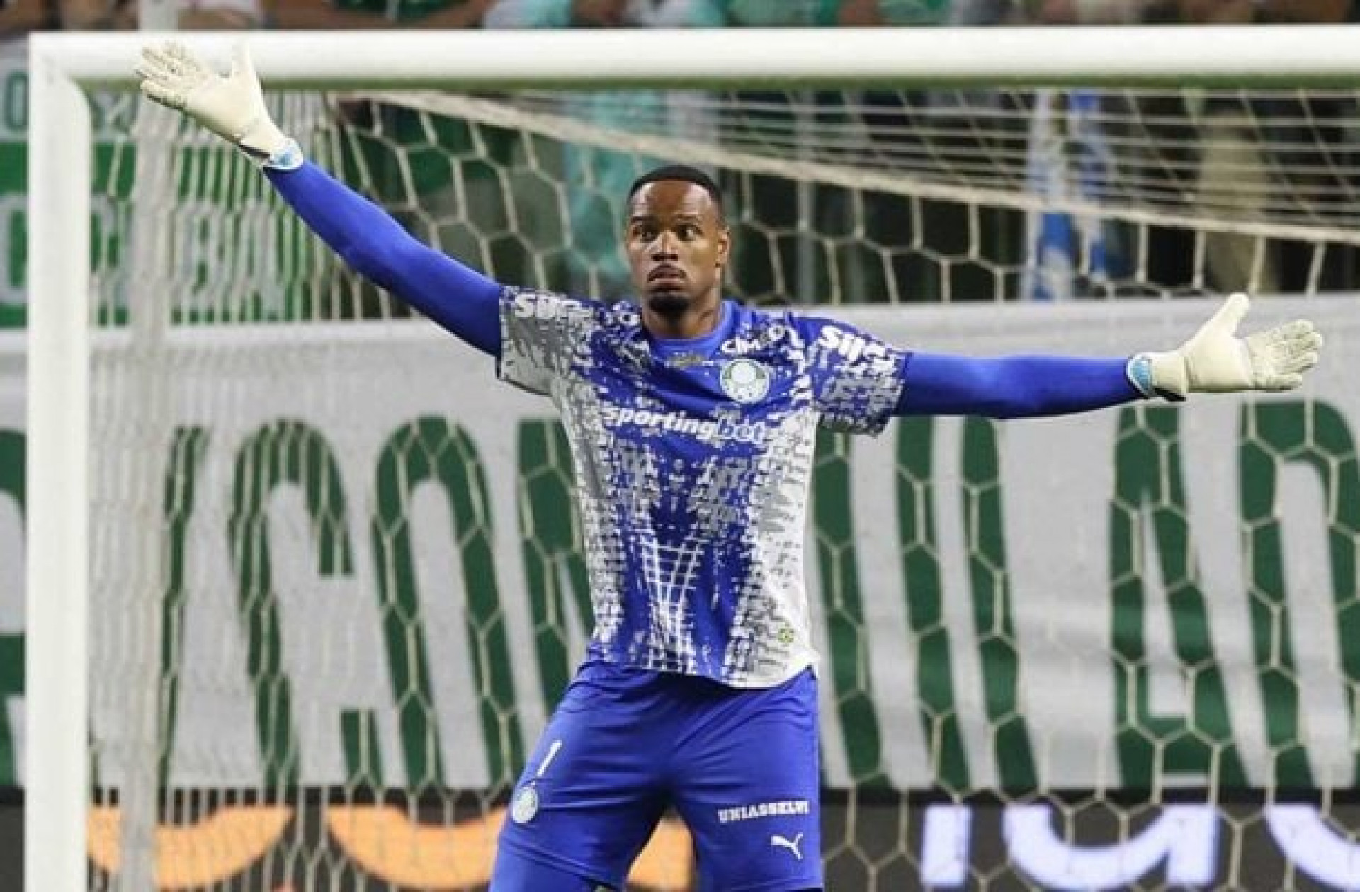 Carlos Miguel veste camisa em homenagem aos goleiros dos anos 90