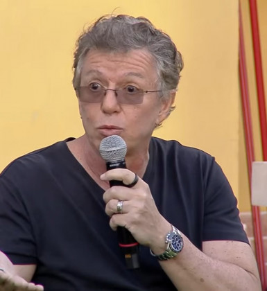 Boninho se aborrece com cantoria e dá bronca em participantes