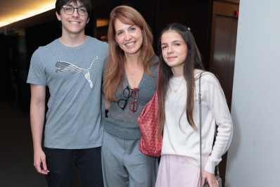 Em rara aparição, Poliana Abritta posa com dois dos filhos trigêmeos