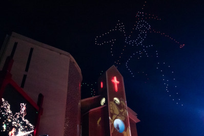 Show de drones encanta fiéis em Alvorada de São Jorge em Quintino; veja imagens