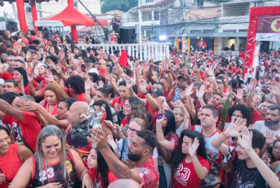 Cariocas lotam igrejas durante celebrações de São Jorge no Rio