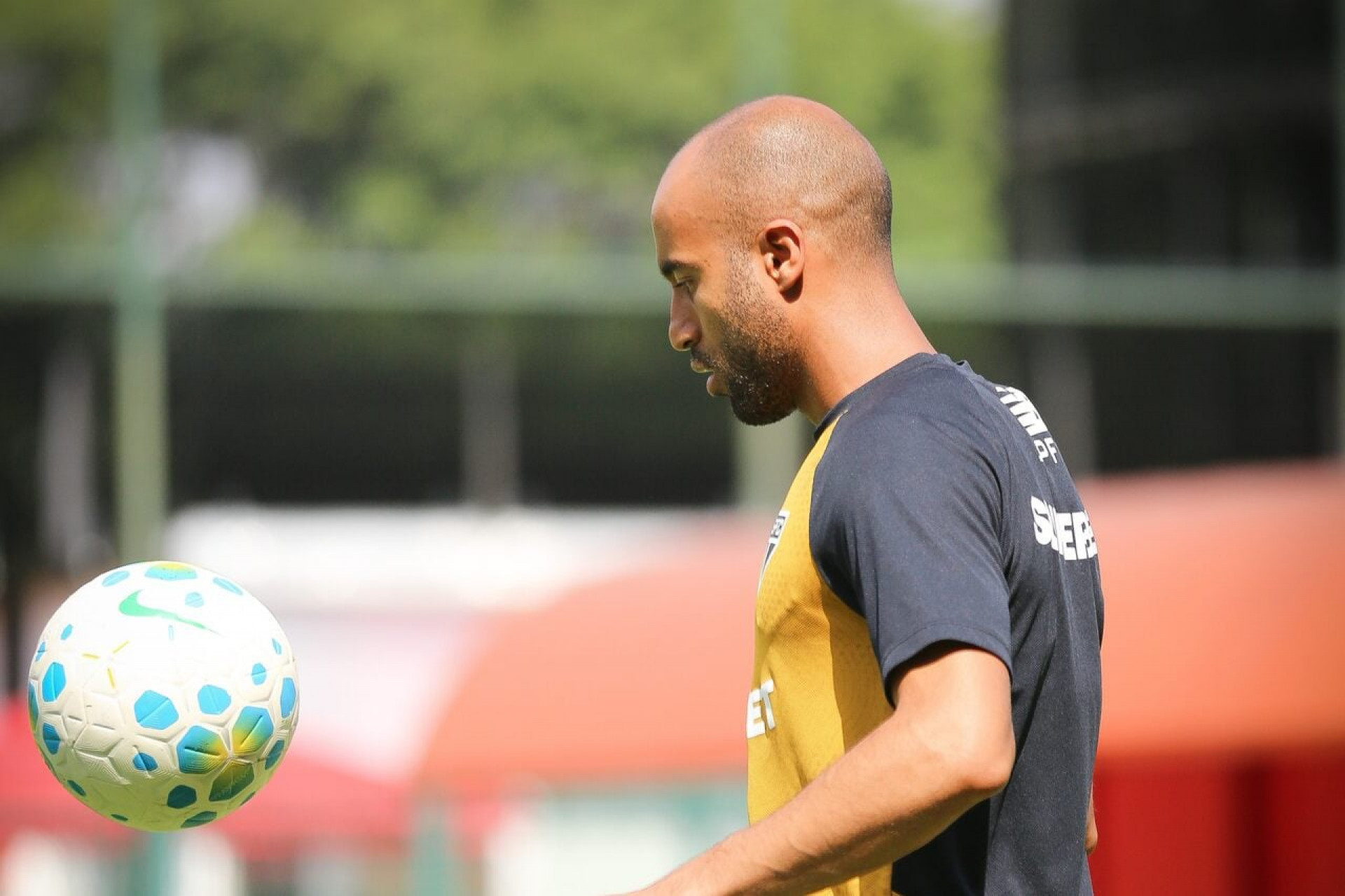 Lucas avan&ccedil;a em recupera&ccedil;&atilde;o e volta a treinar no S&atilde;o Paulo