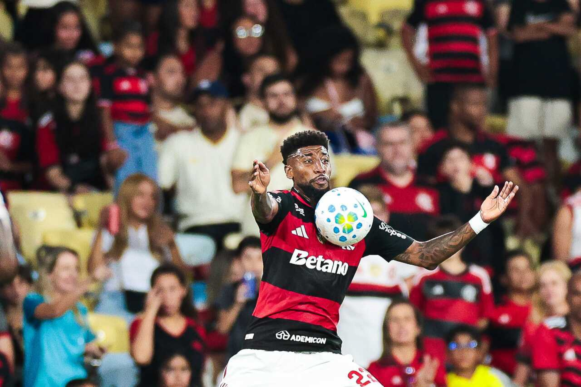 Emerson Royal descarta prioridades no Flamengo