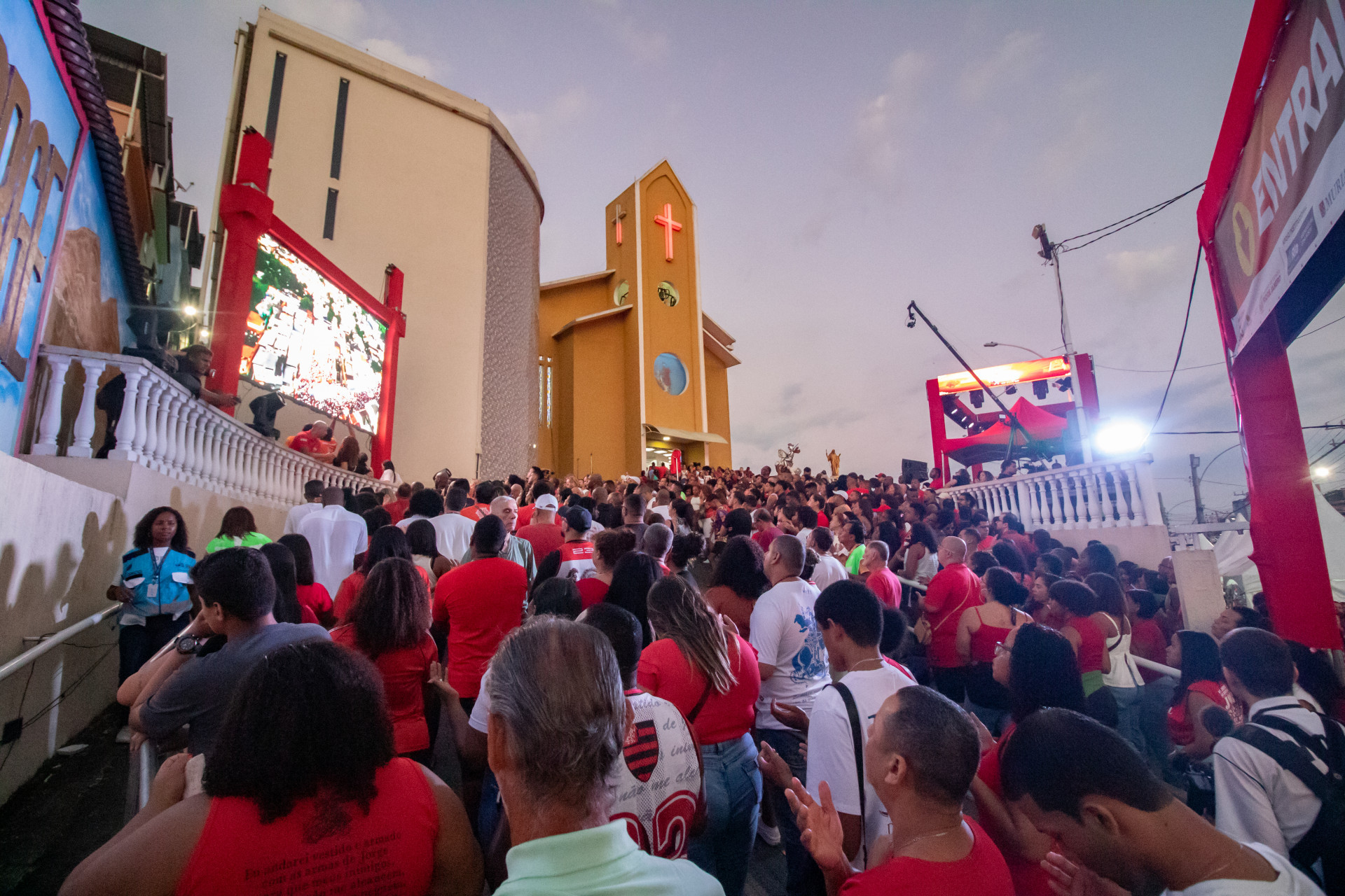 Movimentação de fiéis na igreja de São Jorge, em Quintino, Zona Norte do Rio de Janeiro, na manhã desta quinta-feira (23). - Érica Martin/Agência O Dia 