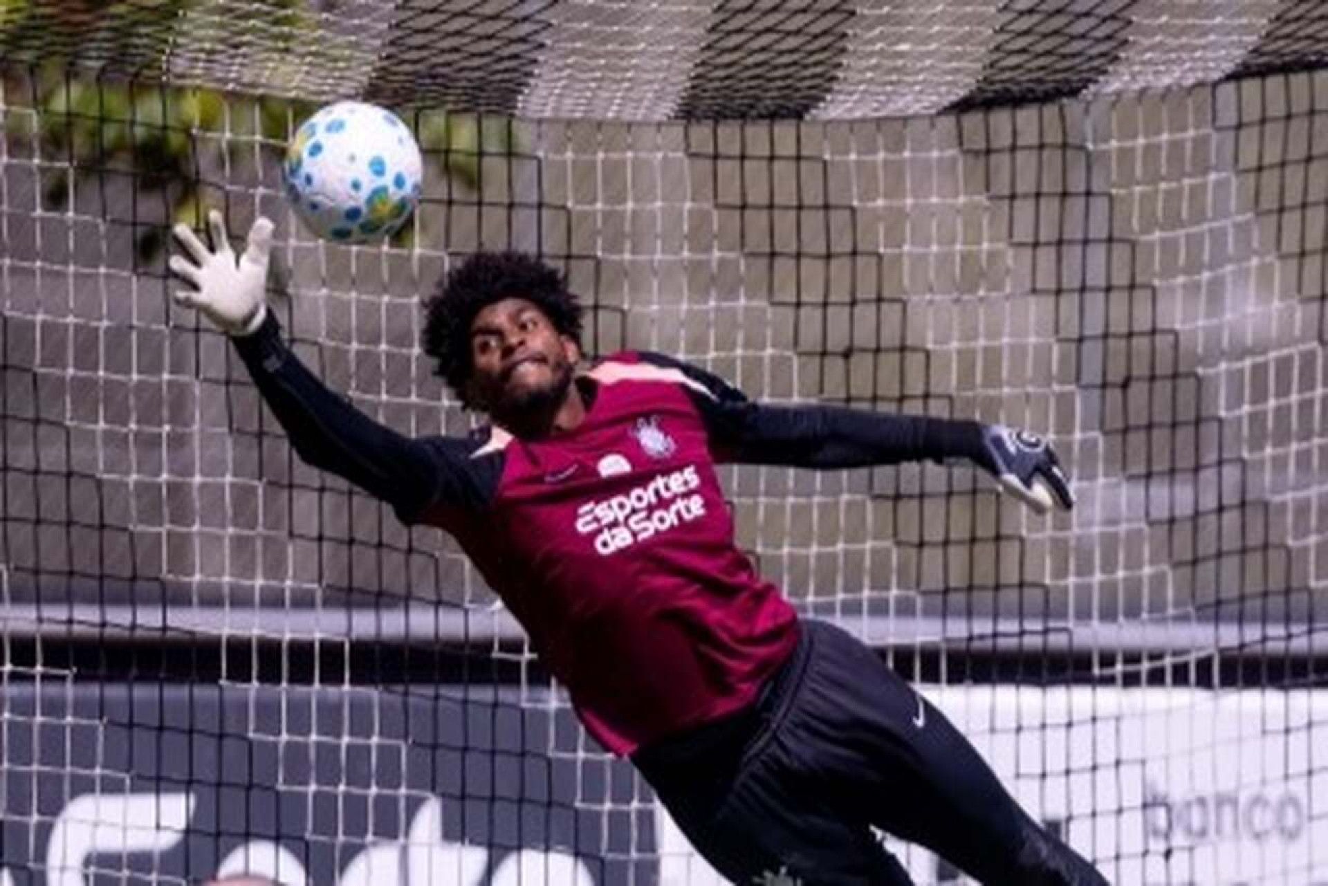 Depay avan&ccedil;a na recupera&ccedil;&atilde;o e se aproxima de retorno no Corinthians