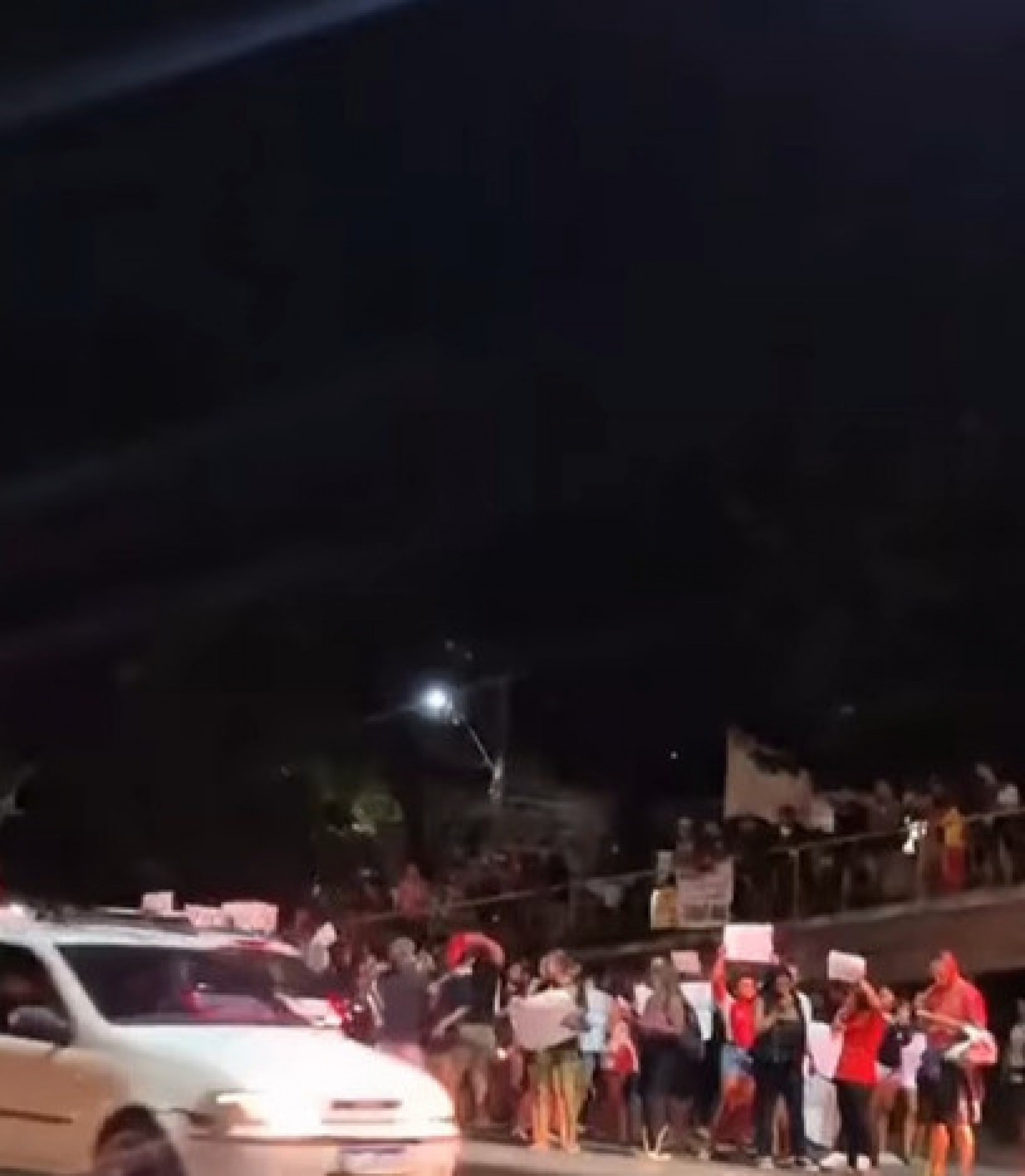 Moradores do Rio do Ouro fizeram um protesto na RJ-106 para pedir justiça
 - Reprodução /Redes sociais