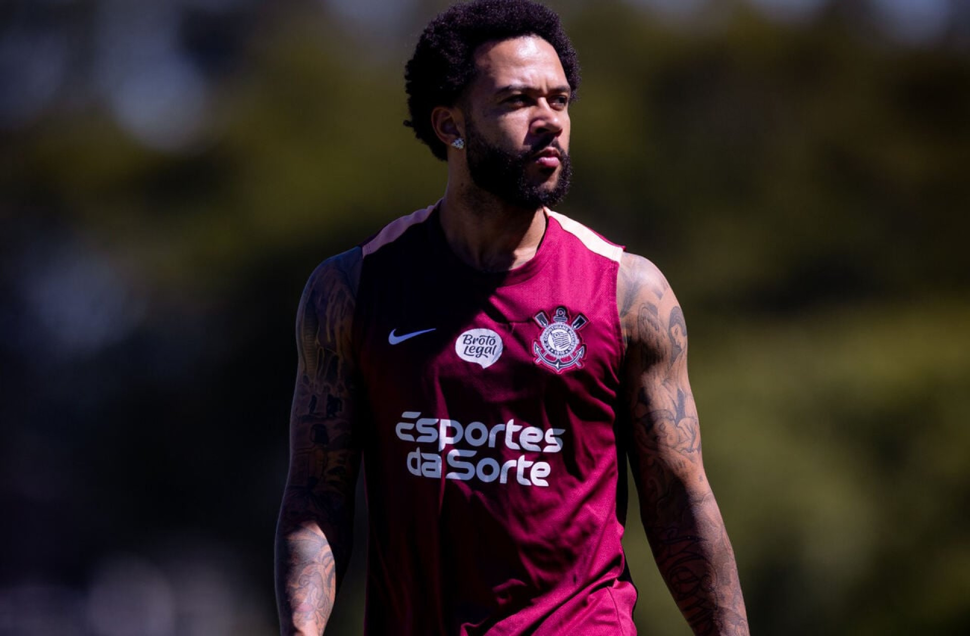 Diretor do Corinthians diz que Depay est&aacute; disposto a fazer ajuste em contrato