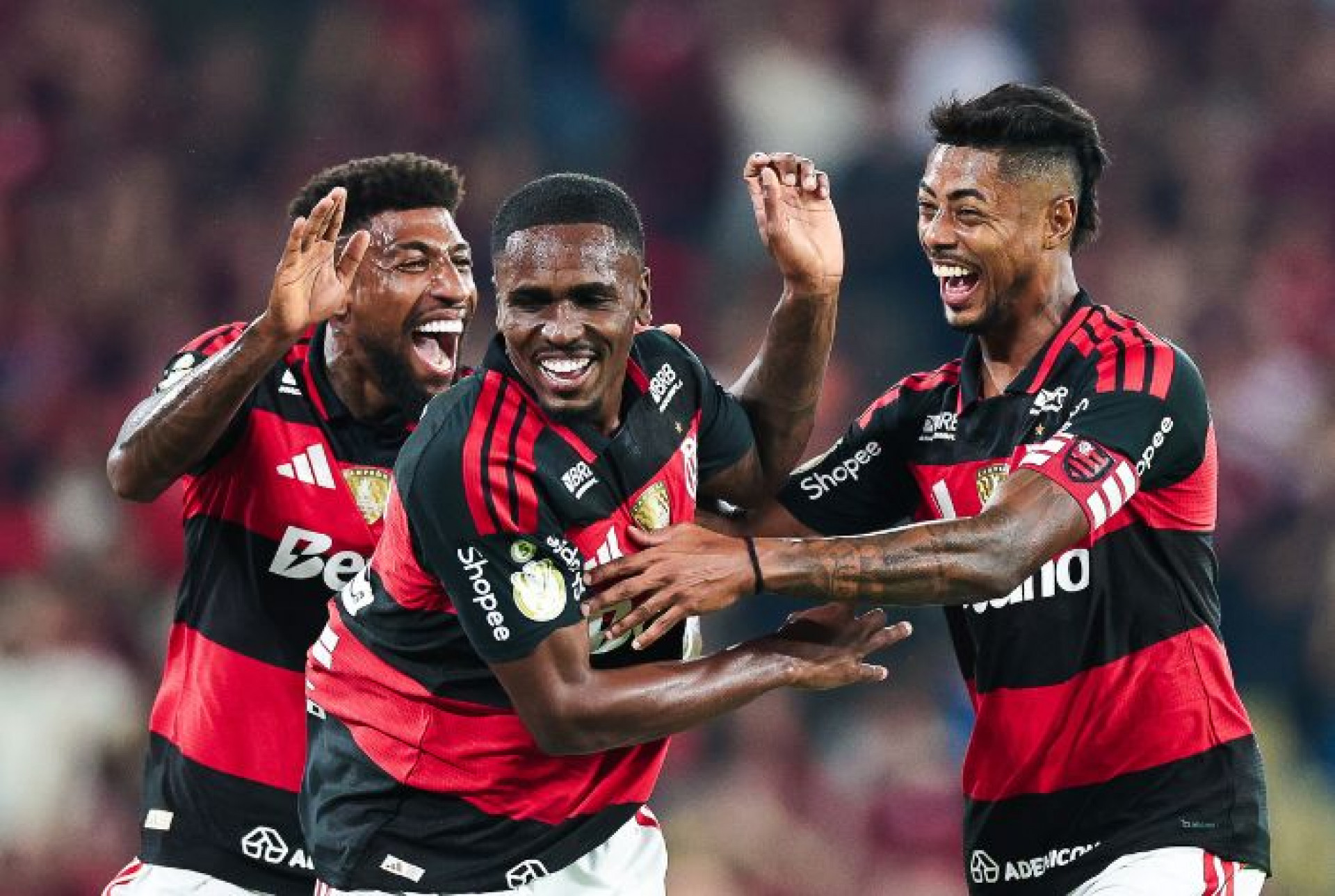 Em alta no Flamengo, Evertton Araújo celebra golaço e sintonia com a torcida