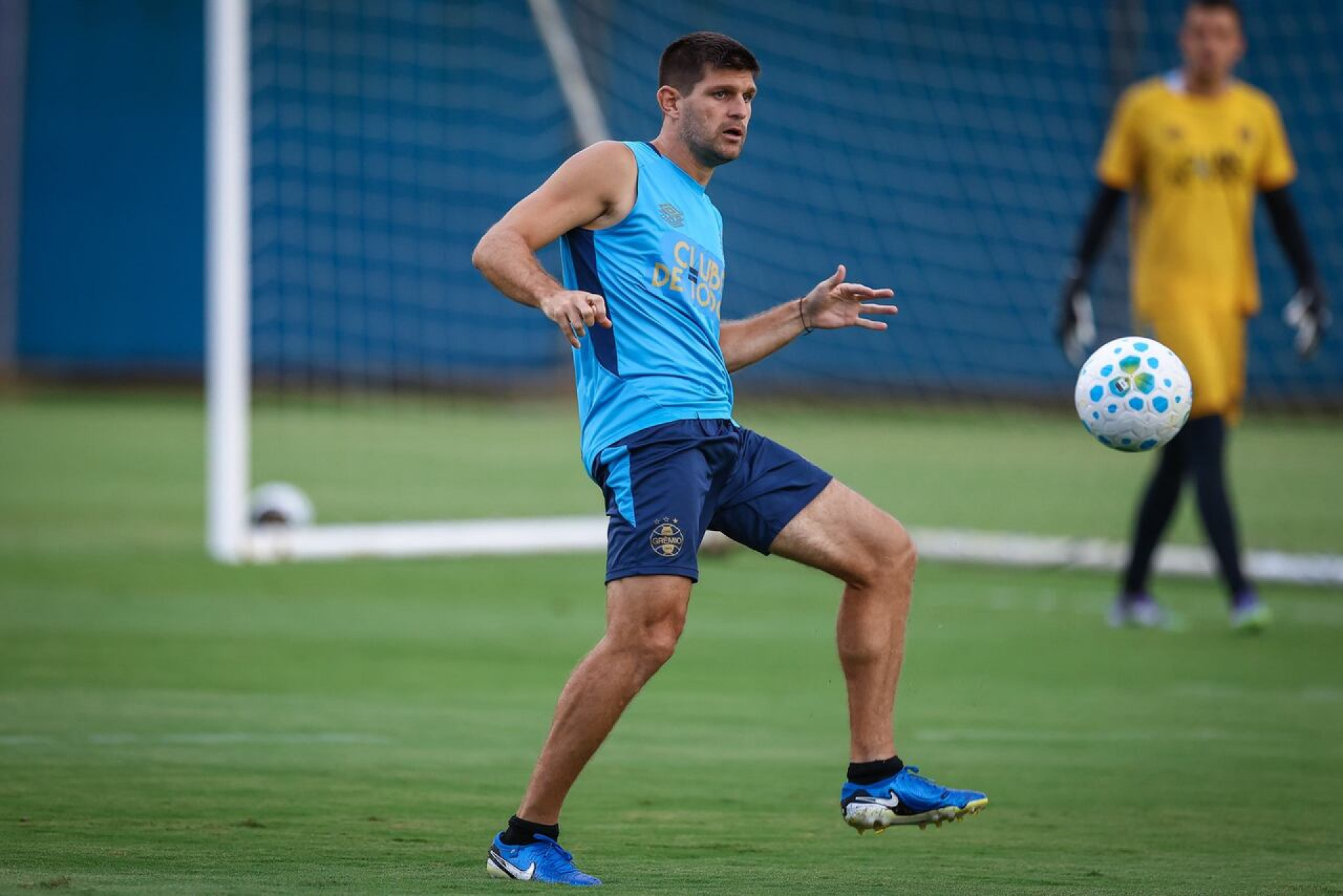 Willian e Kannemann voltam a treinar e animam o Gr&ecirc;mio