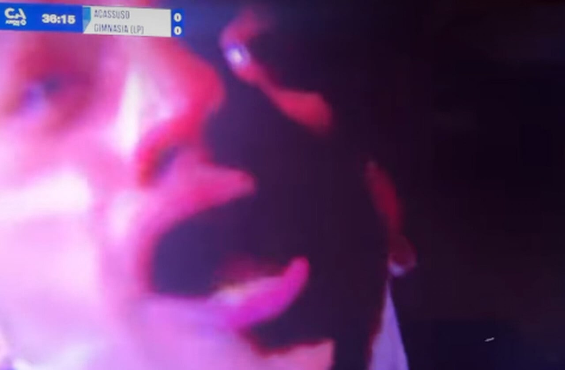 V&iacute;deo: homem &eacute; preso por roubar c&acirc;mera de transmiss&atilde;o de jogo ao vivo