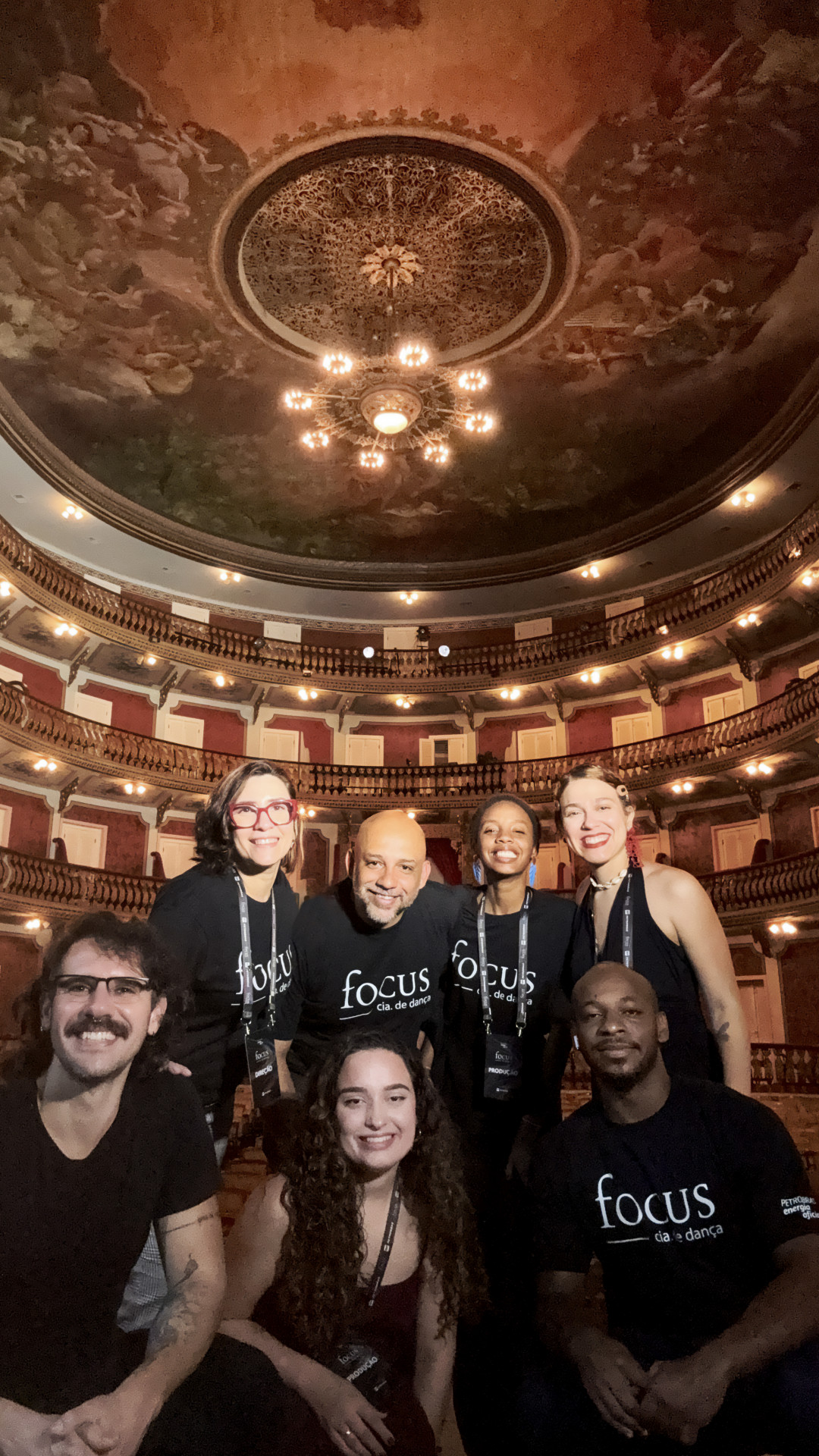 Tati Garcias e os técnicos do Theatro da Paz, em Belém - Arquivo pessoal