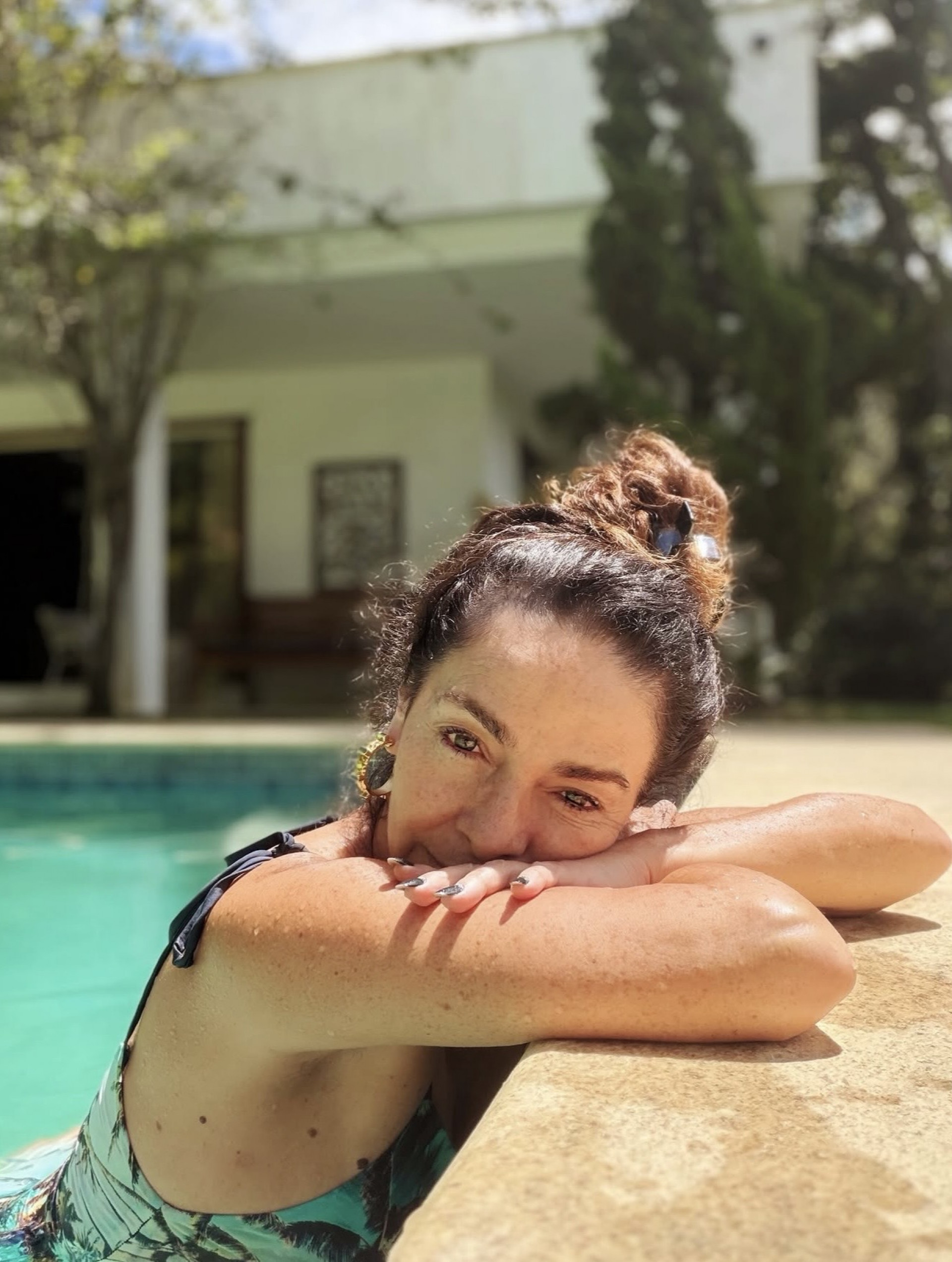 Claudia Ohana curte feriado na piscina - Reprodução/Instagram