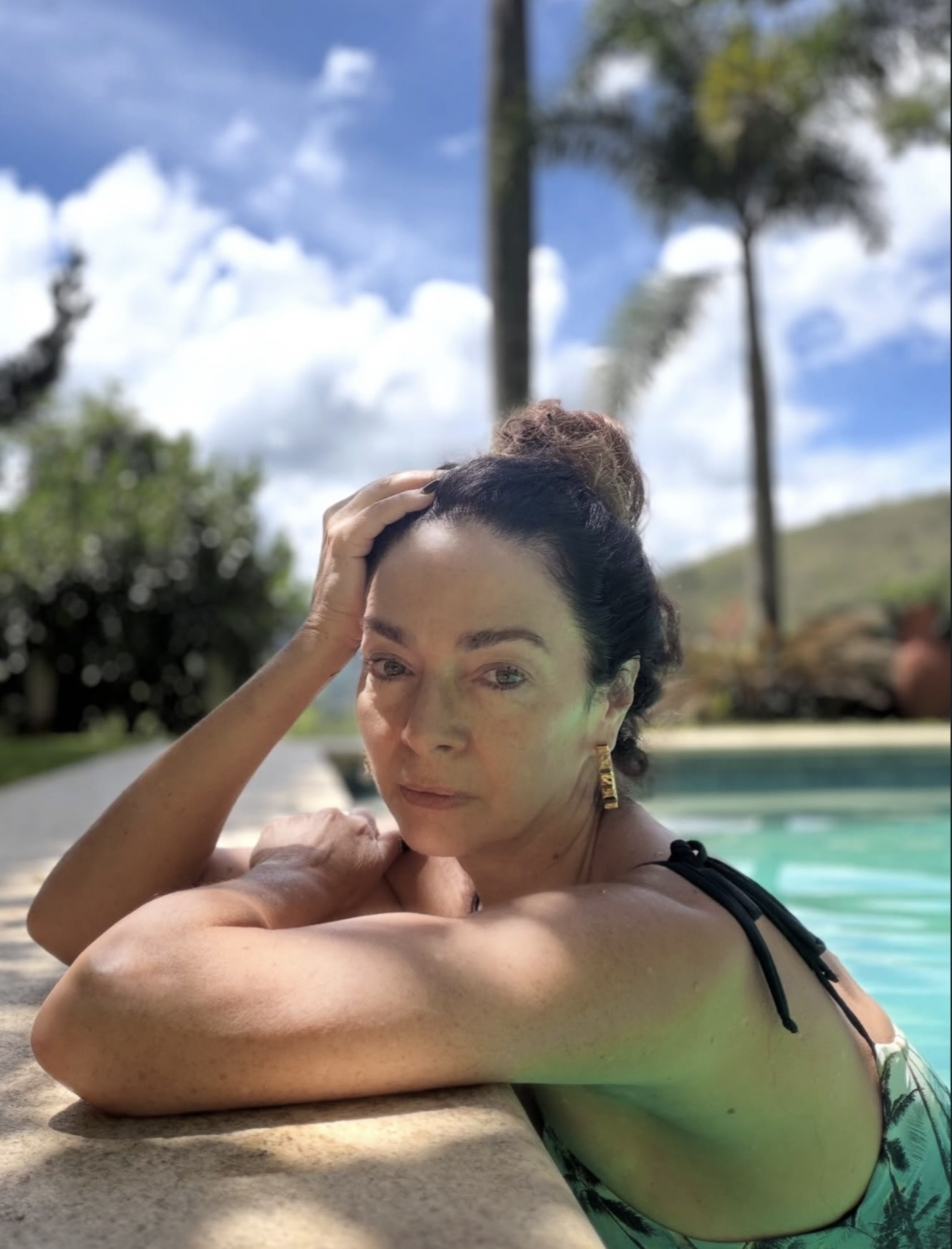 Claudia Ohana curte feriado na piscina - Reprodução/Instagram