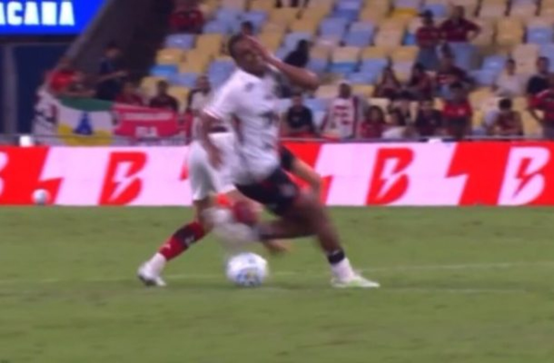 “Era para vermelho”: Comentarista da Globo analisa arbitragem em vit&oacute;ria do Flamengo