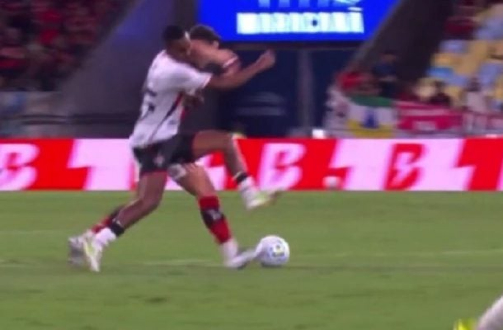 Vit&oacute;ria oficializa queixa na CBF por “erros claros” em duelo contra o Flamengo