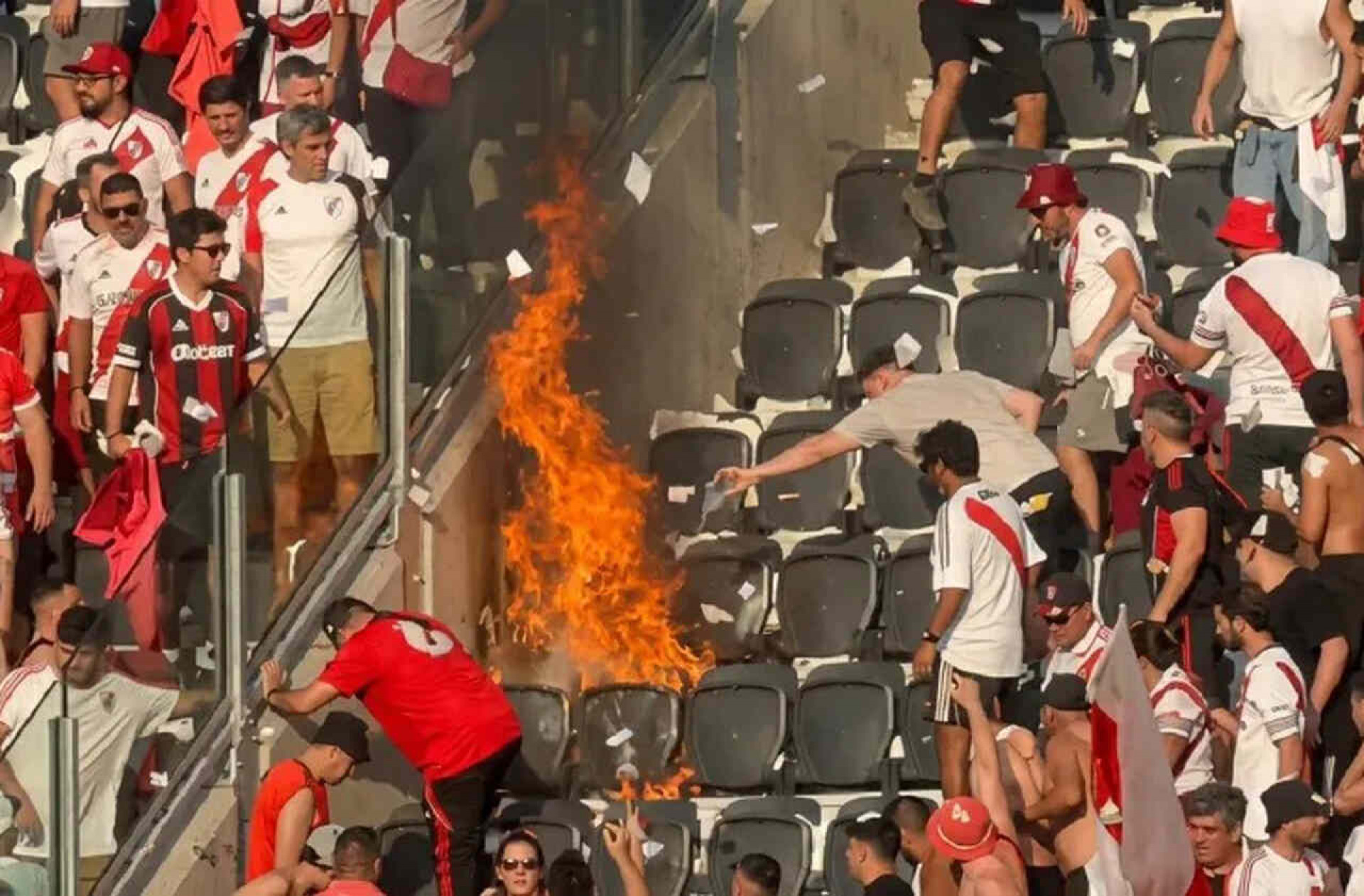 Inc&ecirc;ndio antes de River x Boca rende proibi&ccedil;&atilde;o no futebol argentino
