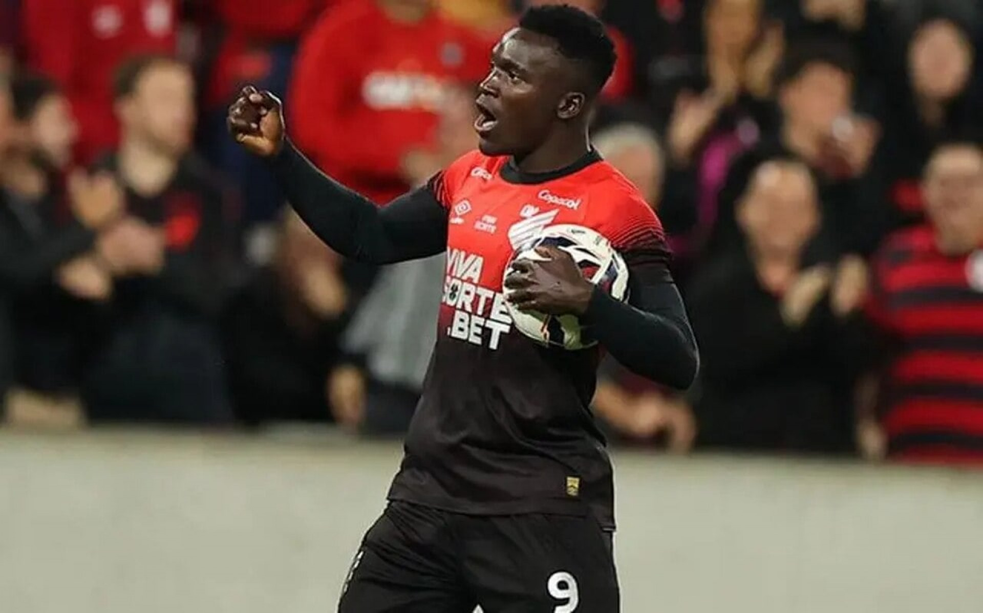 Athletico recusa quase R$ 90 milh&otilde;es por Viveiros; Fla e Corinthians de olho