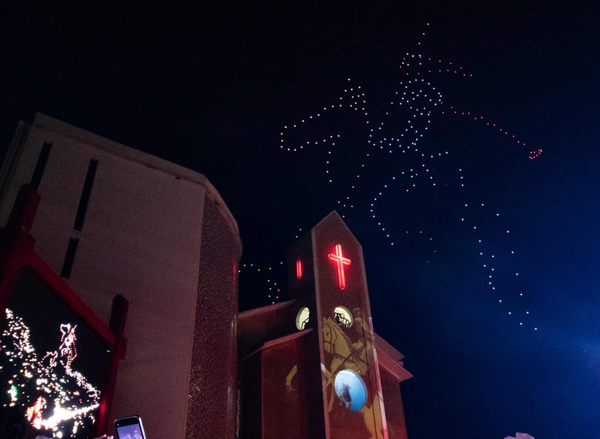 Show de drones encanta fiéis durante celebrações de São Jorge em Quintino - Érica Martin/Agência O DIA