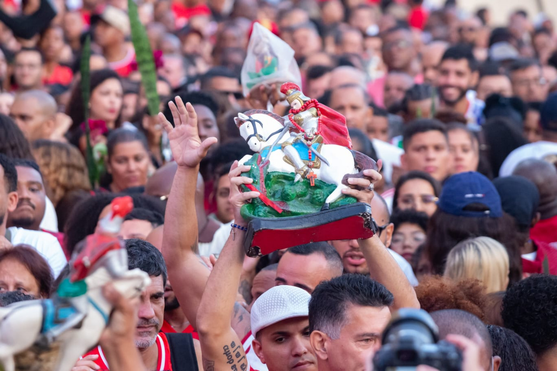 Cariocas lotam igreja de São Jorge em Quintino - Érica Martin/Agência O DIA