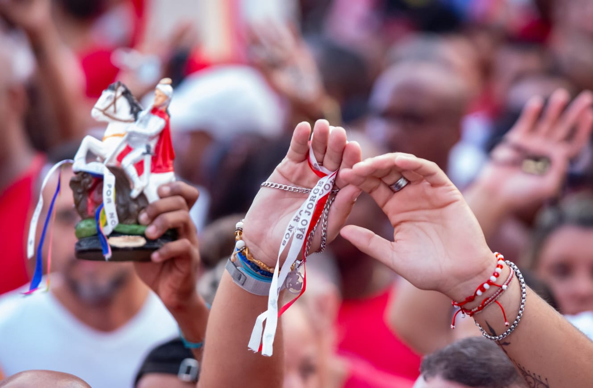 Cariocas lotam igreja de São Jorge em Quintino - Érica Martin/Agência O DIA