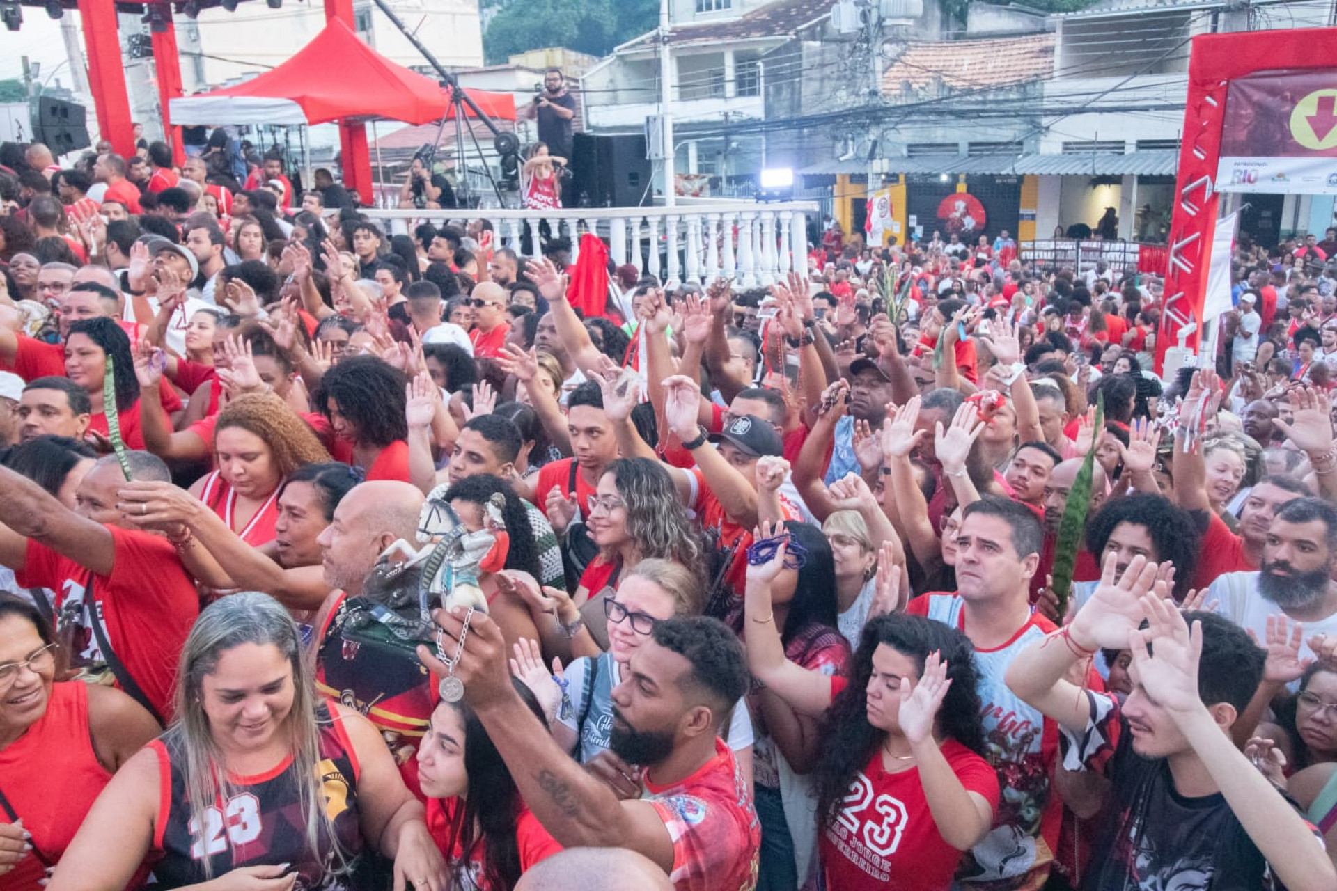 Cariocas lotam igrejas durante celebrações de São Jorge no Rio