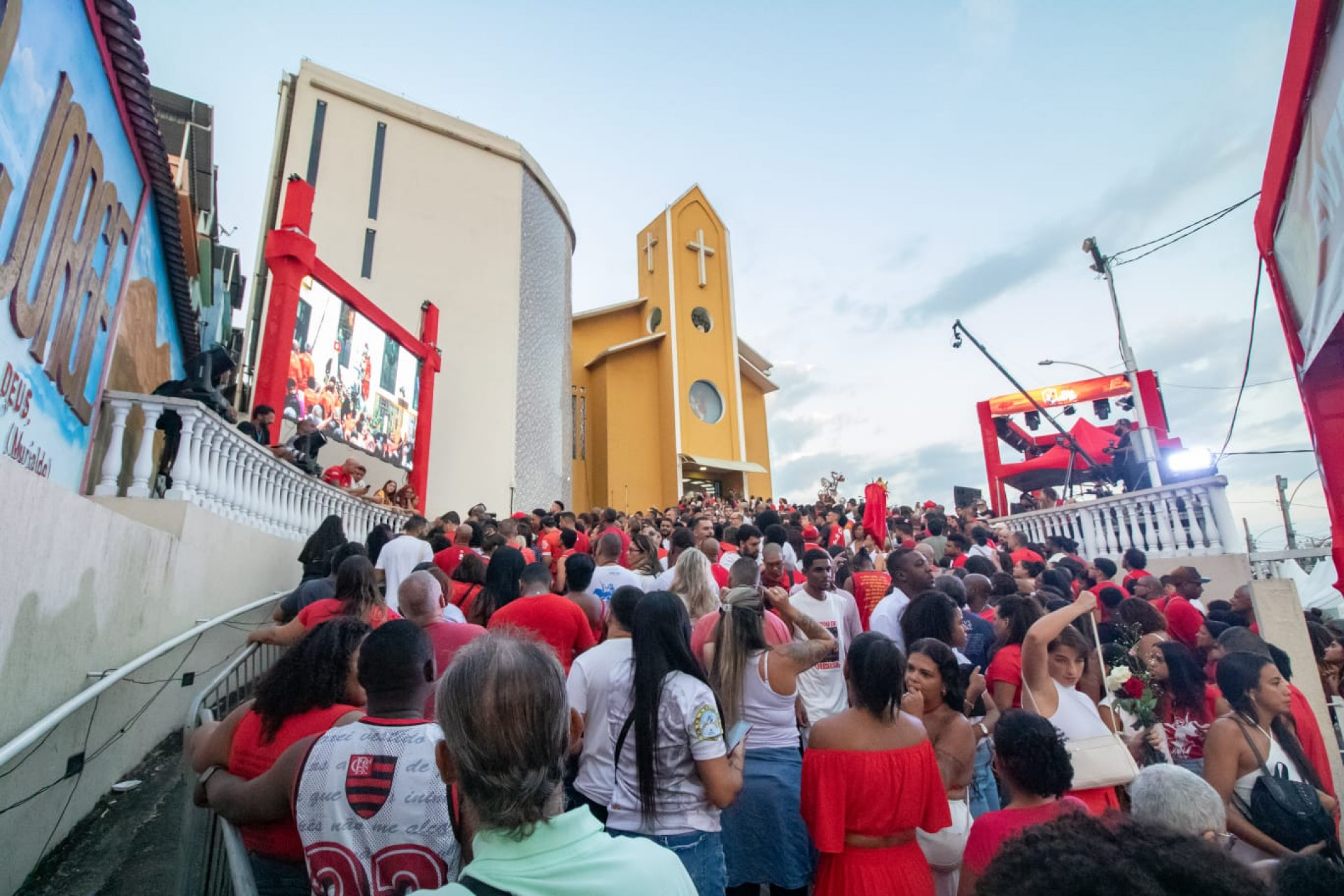 Cariocas lotam igreja de São Jorge em Quintino - Érica Martin/Agência O DIA
