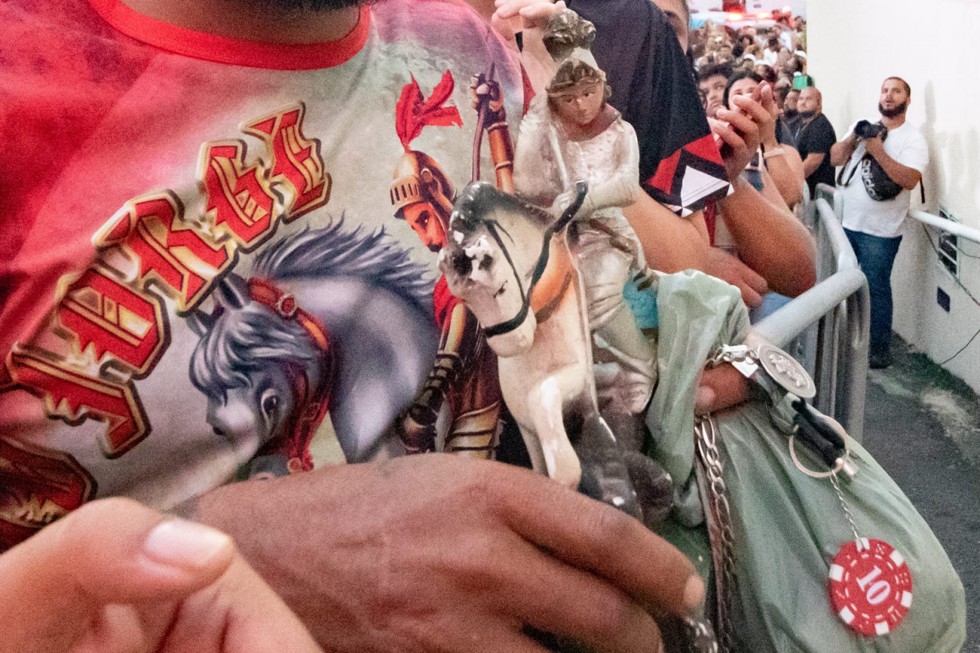 Cariocas lotam igreja de São Jorge em Quintino - Érica Martin/Agência O DIA