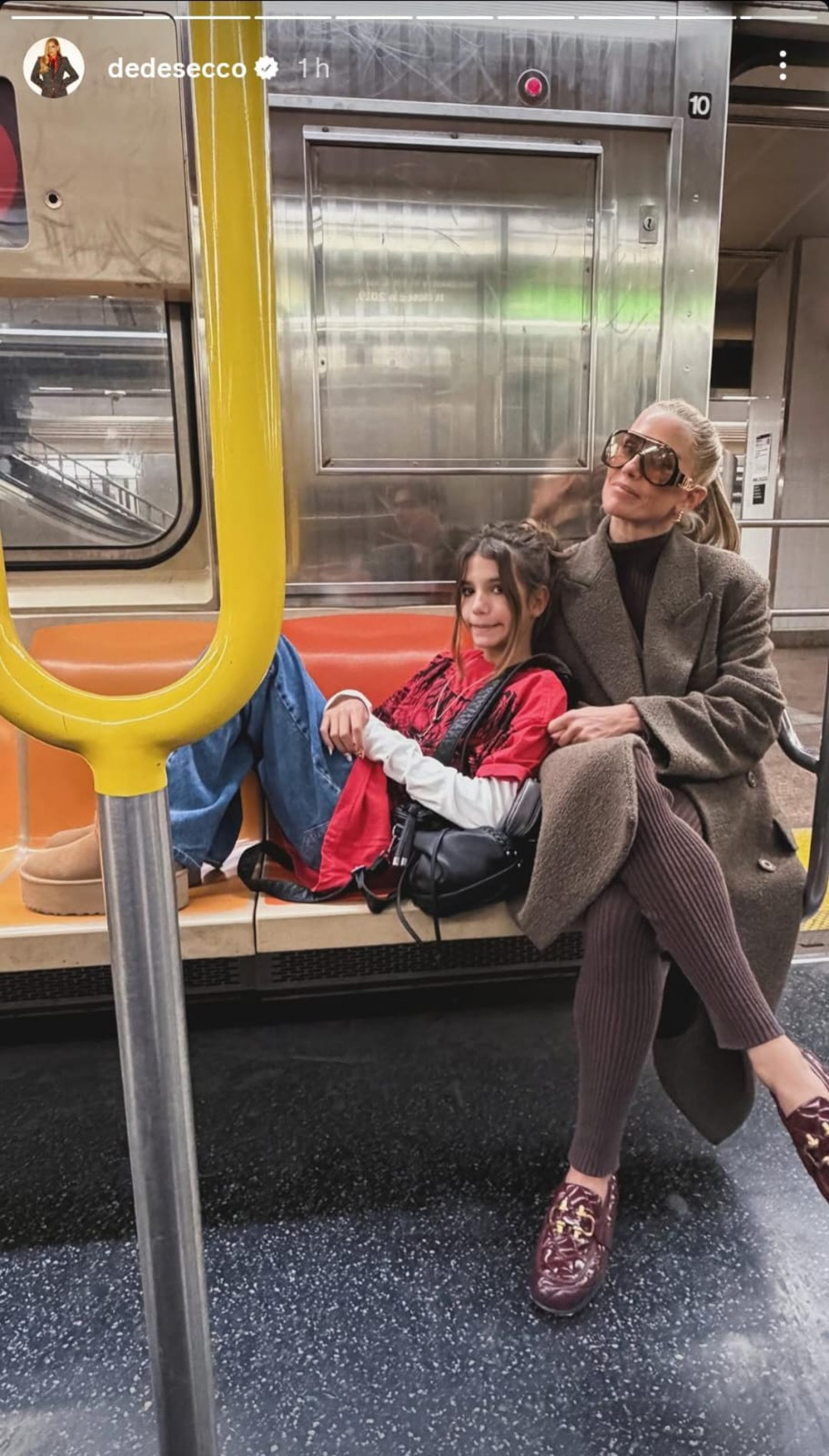 Deborah Secco anda de metrô em Nova Iorque com a filha, Maria Flor - Reprodução / Instagram