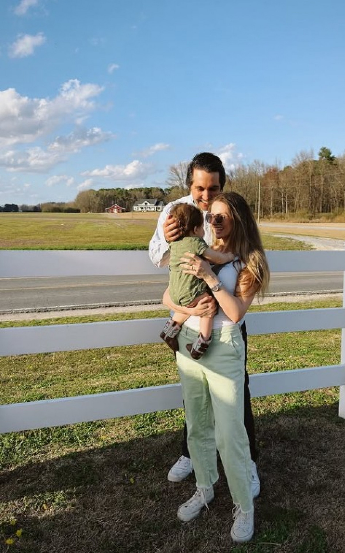 Lorrayne Mavromatis, ao lado de marido e filha, em foto postada no feed do Instagram - Reprodução / Instagram