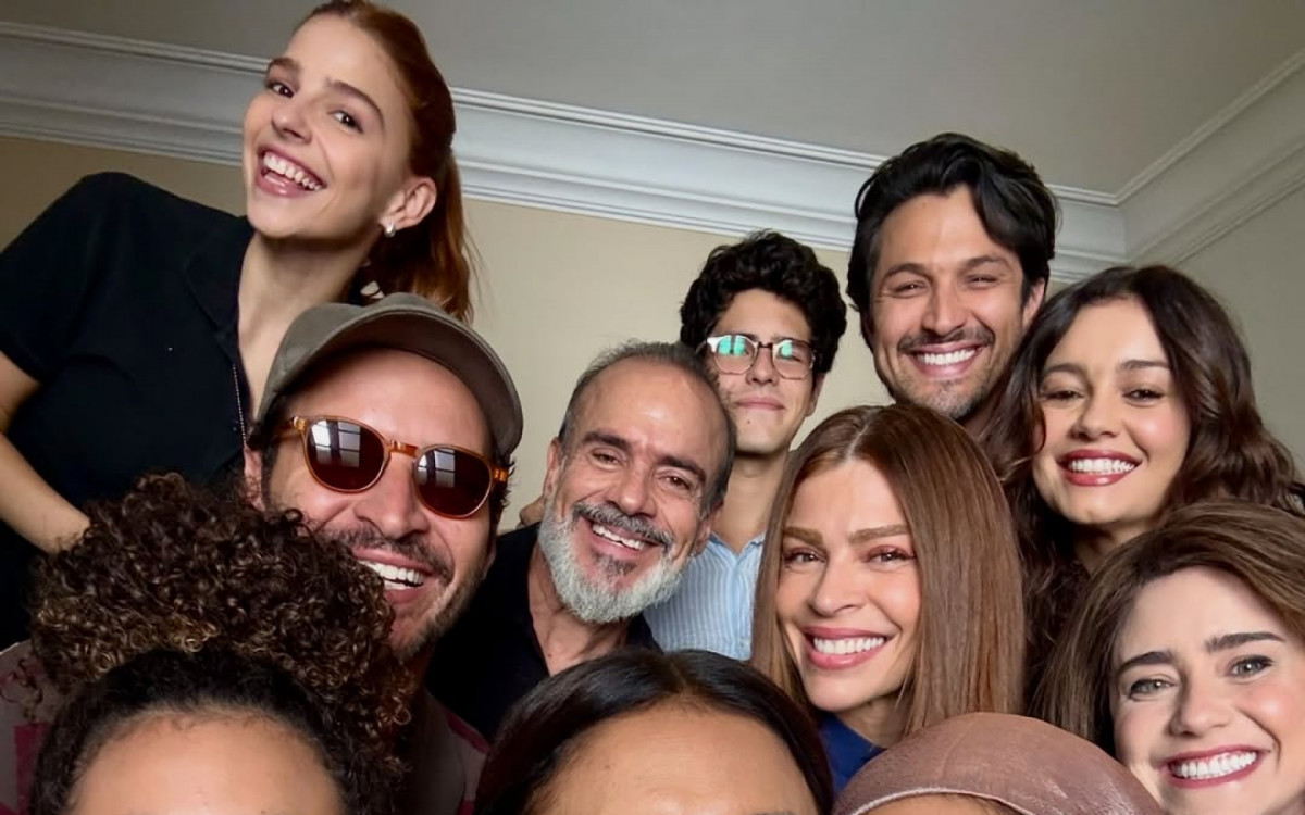 Grazi Massafera repostou clique de Dira Paes com parte do elenco de 'Tr&ecirc;s Gra&ccedil;as'