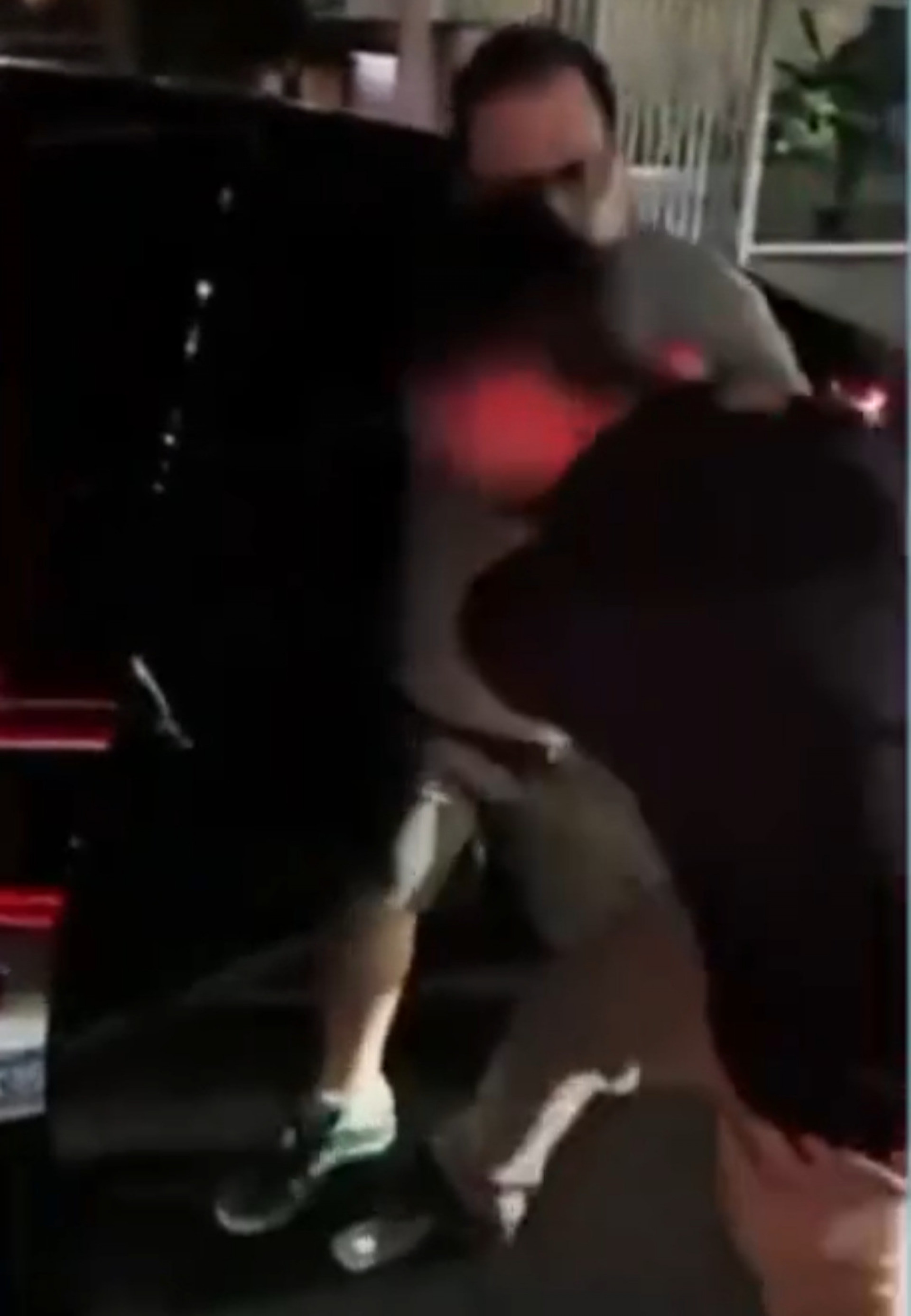 Vídeo: motorista de aplicativo é agredido por passageiro no Leblon após discussão sobre corrida