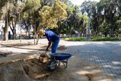 Praça histórica ganha nova vida e entra na reta final de revitalização em Macaé